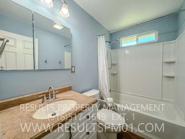 Building Photo - Charming Roseville Corner-Lot Home with RV...