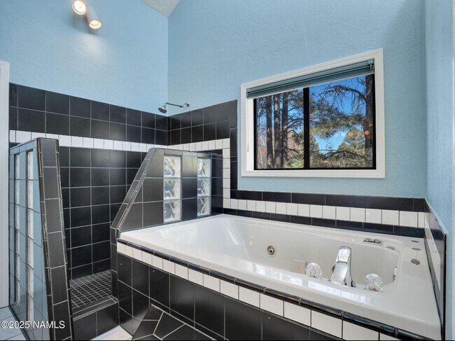 Building Photo - Gorgeous Flagstaff Rental