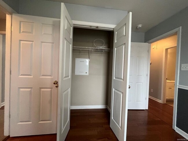 Building Photo - 114 Regent Ct