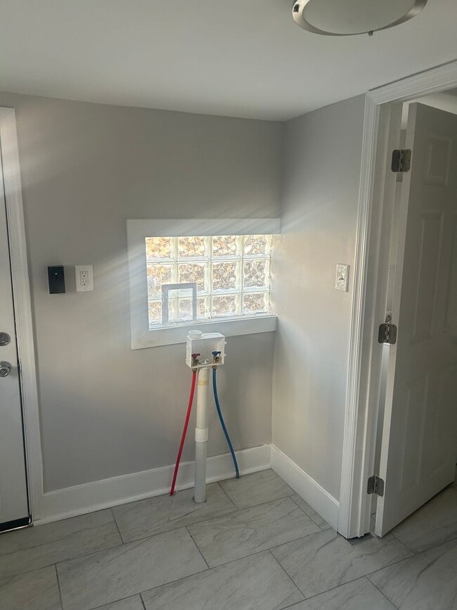 Building Photo - 3BR 1,5 bath Only with 3 Br pha voucher