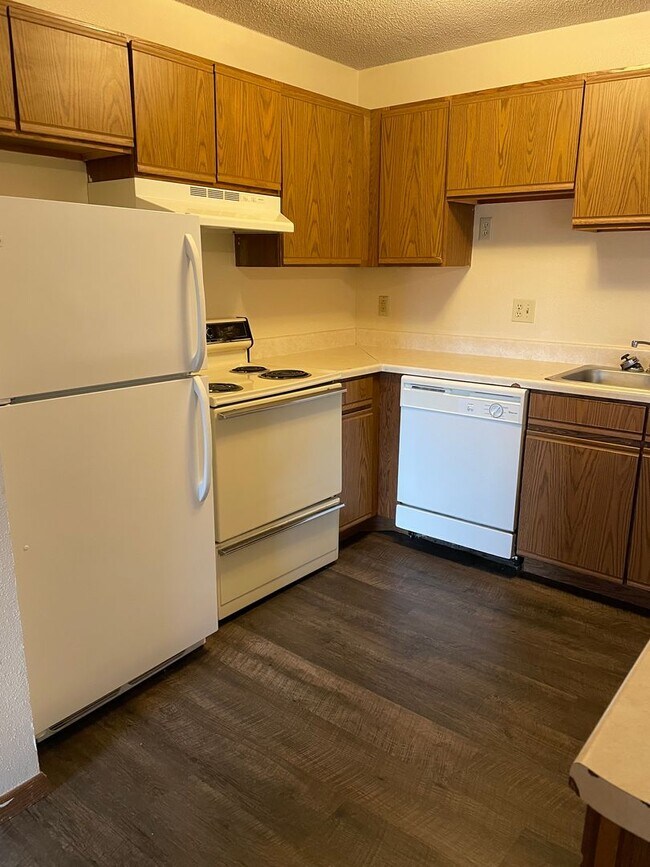 Building Photo - 4 Bedroom 2 Bathroom Apartment