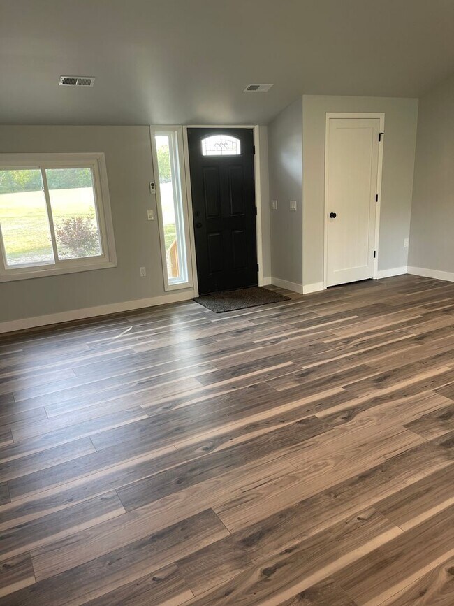Building Photo - 4 Bedroom Home on 4 Acres, Crown Point Sch...