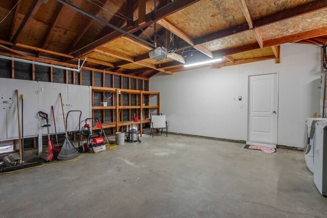 Building Photo - Beautiful 3 Bedroom + Den Home in the Foot...