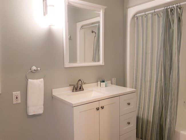 Building Photo - W280N1690 Golf View Dr