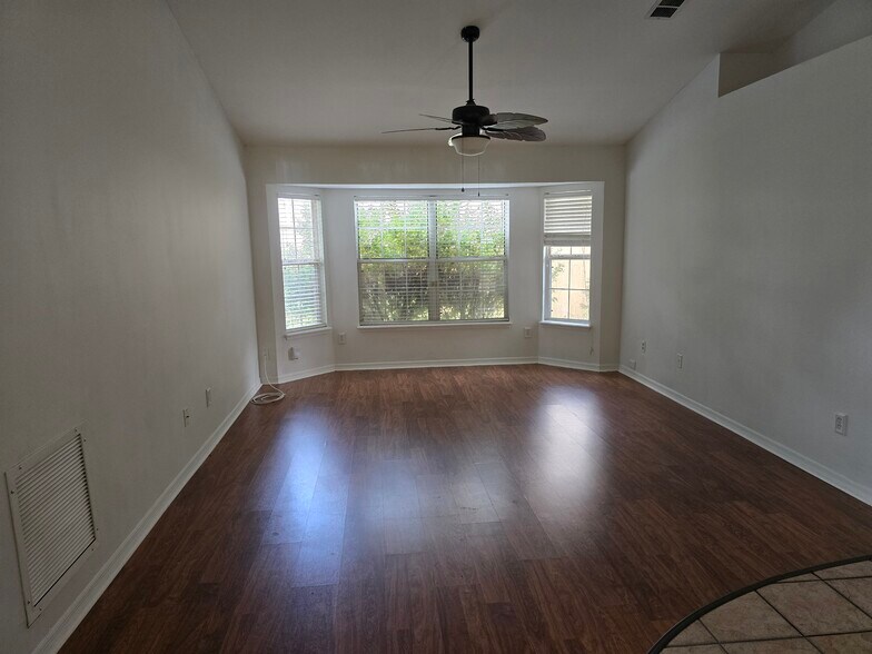 Familyroom - 2169 Saint Martins Dr W