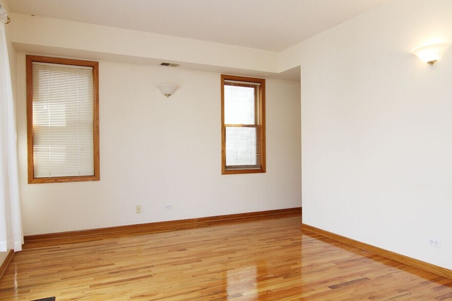 Building Photo - 844 W Buckingham Pl