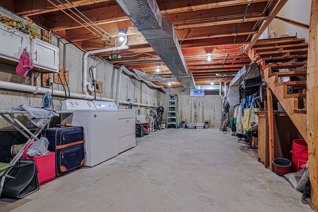 Building Photo - 35 Montrose Dr