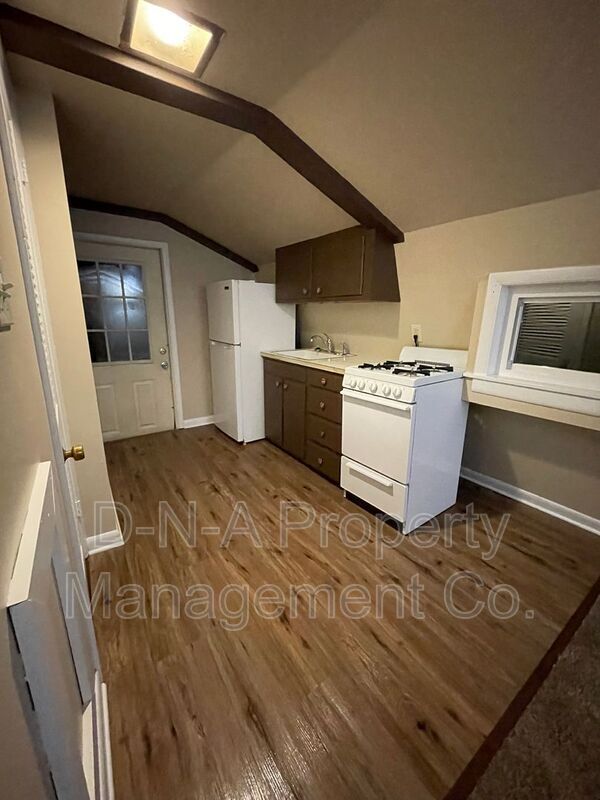 Building Photo - 106 3rd St