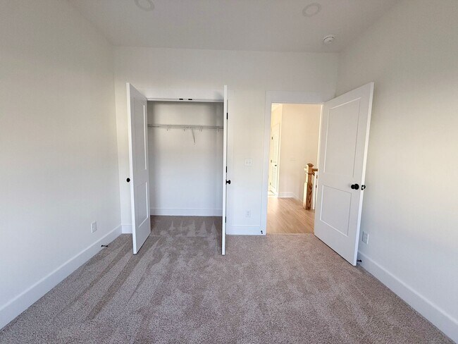 Building Photo - Spacious 4-Bedroom Townhome at Highbury + Summer Special