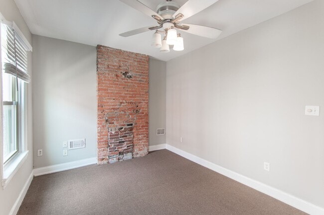 Building Photo - Three Bedroom Home in Graduate Hospital