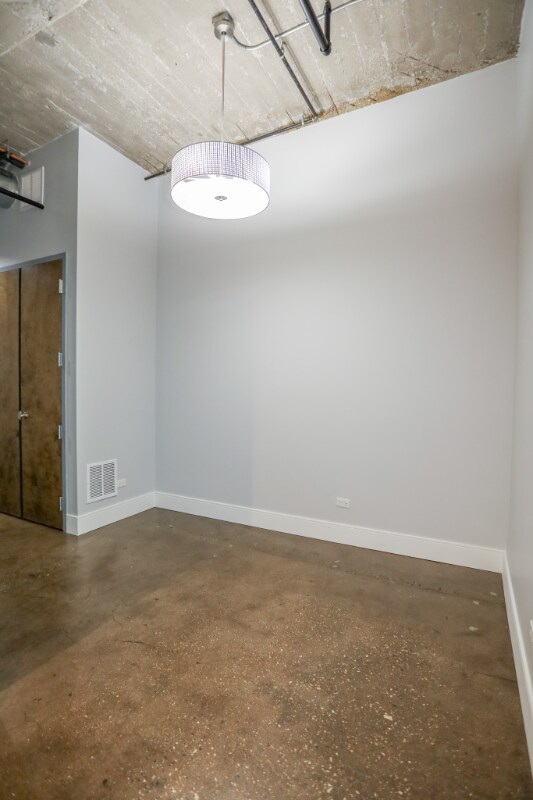 Building Photo - 4046 N Hermitage Ave