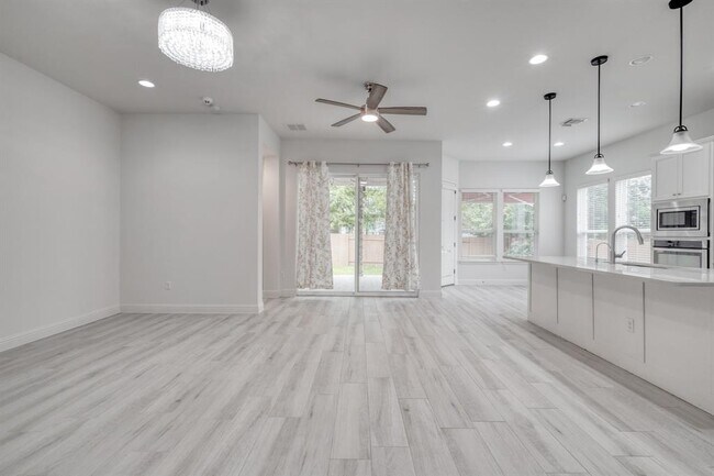 Building Photo - 14921 Iveans Way