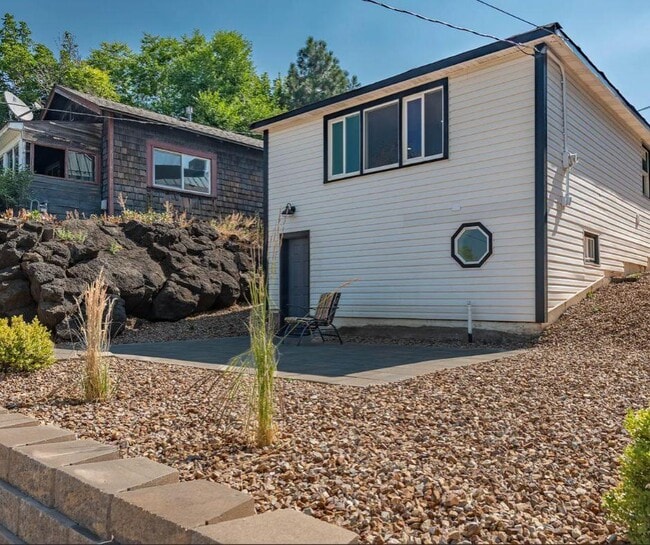 Building Photo - 266 NW Riverside Blvd