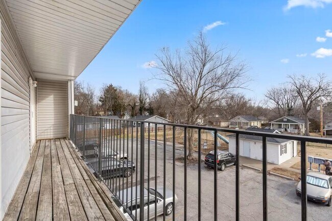 Building Photo - 865 S Douglas Ave