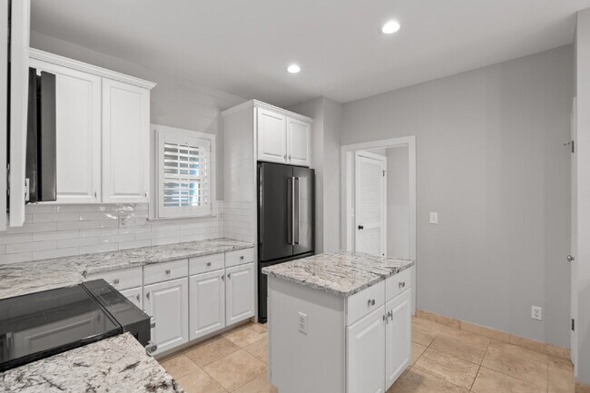 Building Photo - 3 bedroom/ 2.5 bathroom in Destin, FL!