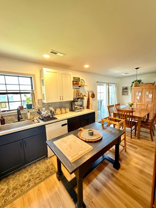 Building Photo - 60 Carriage House Dr