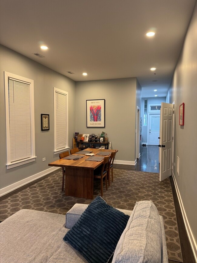 Building Photo - 2613 W Cortland St