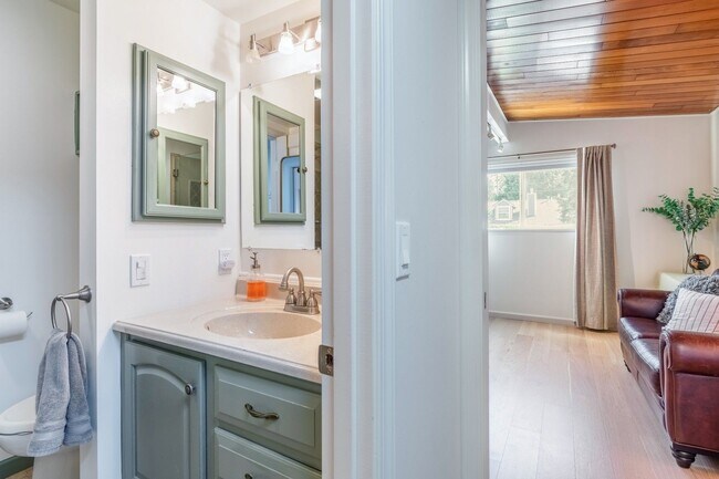 Building Photo - 4bd/1.75ba Shoreline Home