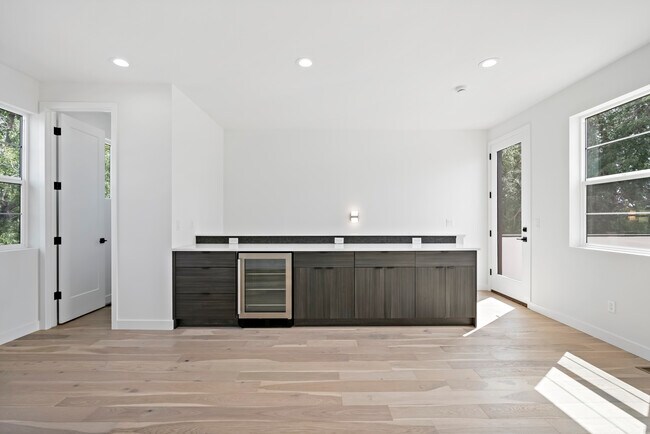 Building Photo - 1419 Benton St