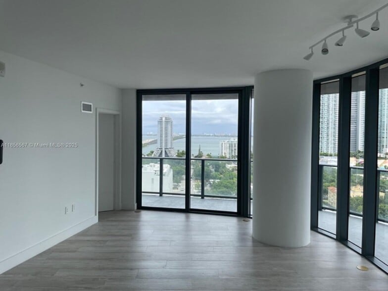 Building Photo - 121 NE 34th St