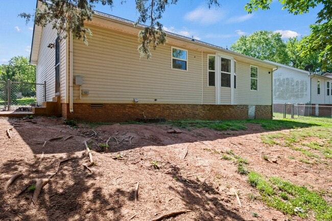 Building Photo - Charming Brick Ranch with Spacious Living Areas & Beautiful Bay Window Views!