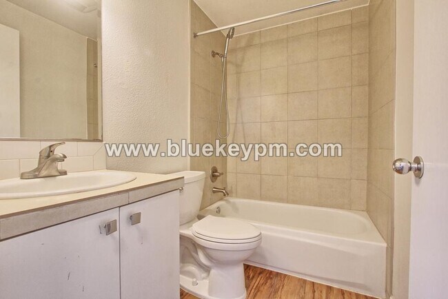 Building Photo - 2 Bed, 1 Bath Unit on 2nd Floor of a Tri-Plex in Sellwood