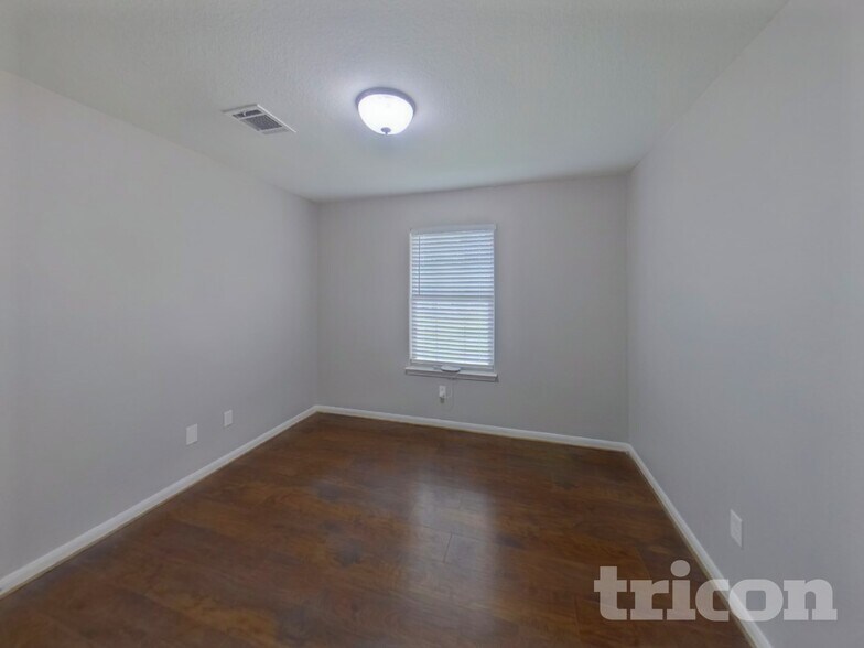 Building Photo - 10951 Royal Forest Dr