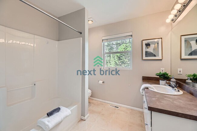Building Photo - A beautiful 3 bedrooms and 2.5 bathrooms h...