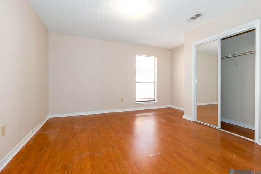 Building Photo - 827 E Boyd Dr