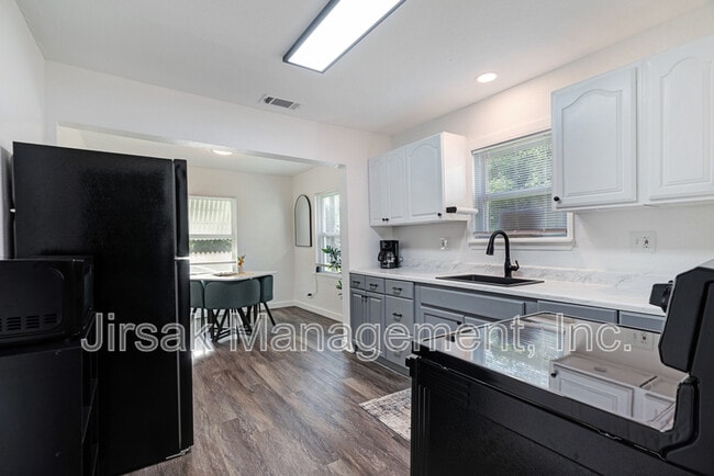 Building Photo - 660 16th St SE