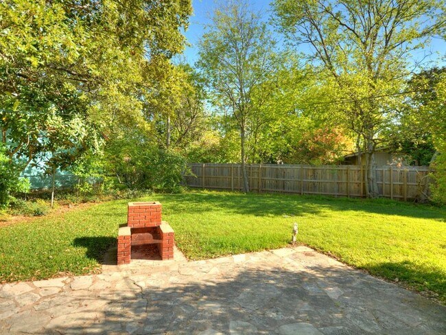 Building Photo - 2600 Twin Oaks Dr