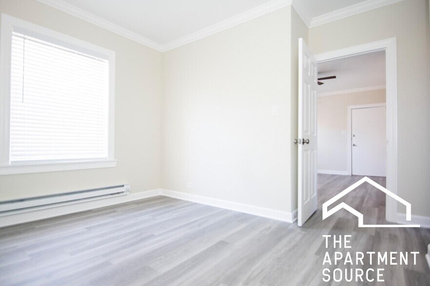 Building Photo - 648.5 W Roscoe St