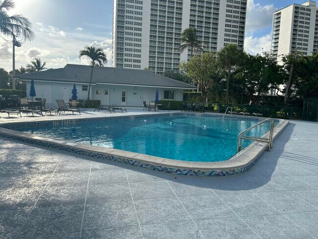 Building Photo - 2760 Banyan Rd