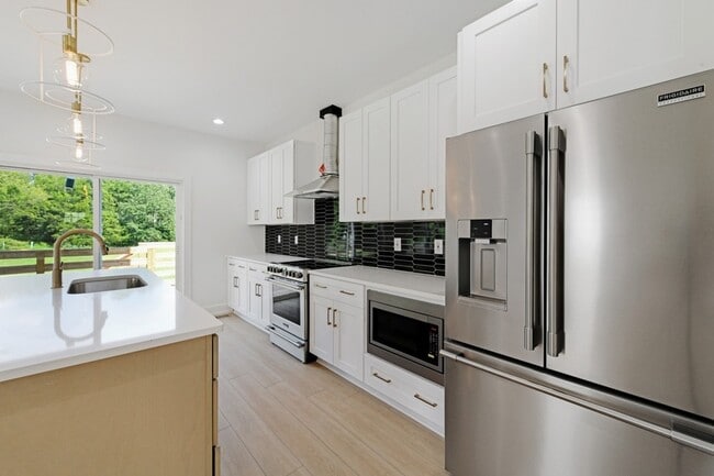Building Photo - 1008 Fontaine Dr