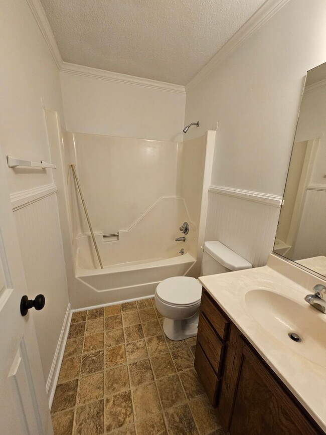 Building Photo - Townhome in Greensboro!