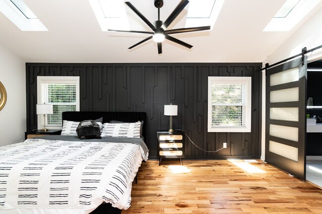 Building Photo - Ultra Modern Three Bedroom Home!