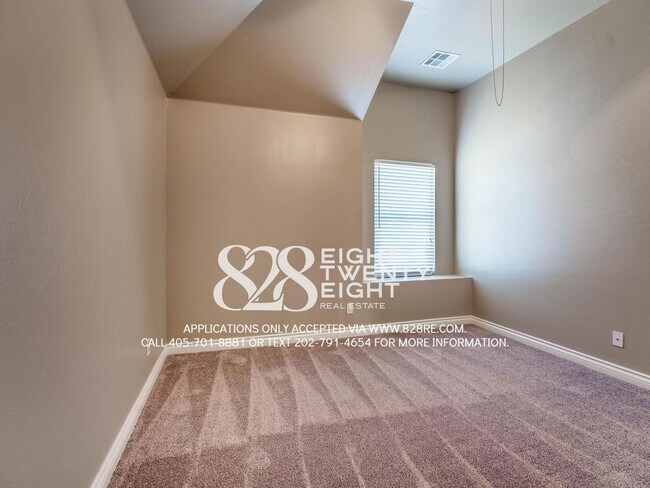 Building Photo - NEW TO THE MARKET!  Spacious 4 Bed/2 Bath Near very Close to Campus!!