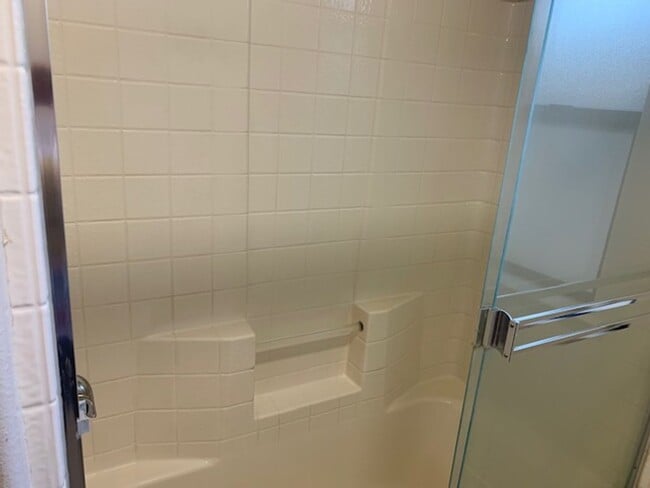 Building Photo - 2 Bedroom, 1 Bath apartment