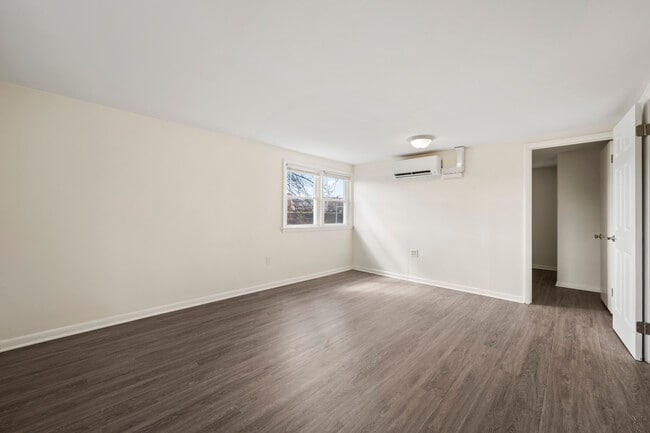 Building Photo - Dolly's