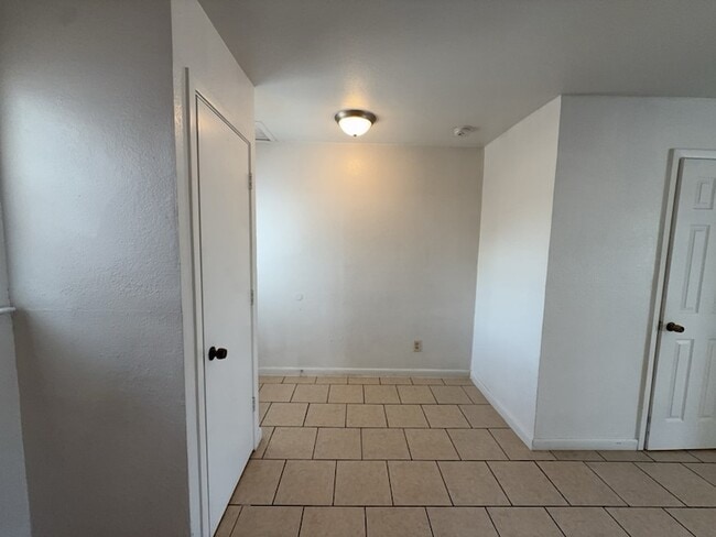 Building Photo - 807 W Walnut St