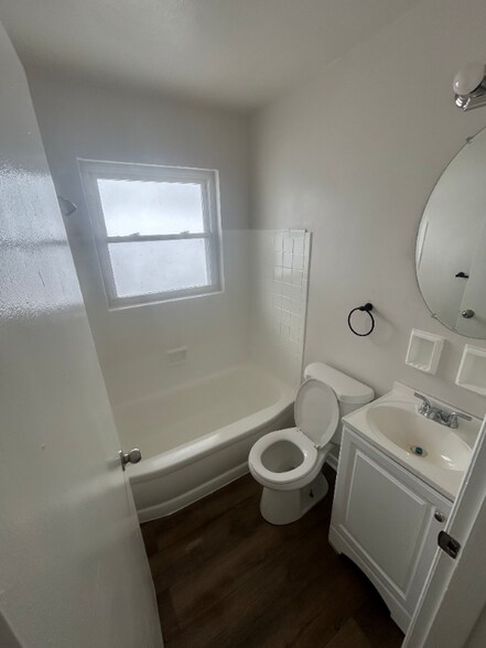 Building Photo - 2616 Newport Ave