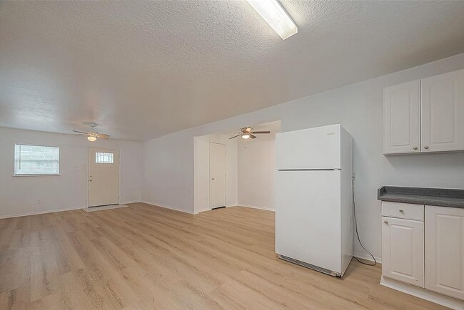 Building Photo - 2051 Santa Rosa St