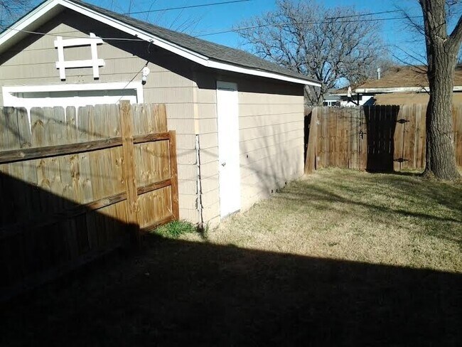 Building Photo - Dollhouse Cutie! 3 Bedrooms, 1 Bathroom, 1...