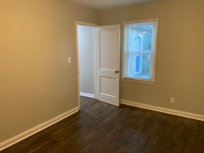 Building Photo - Beautiful two bedroom one bath near Campbellton and 166
