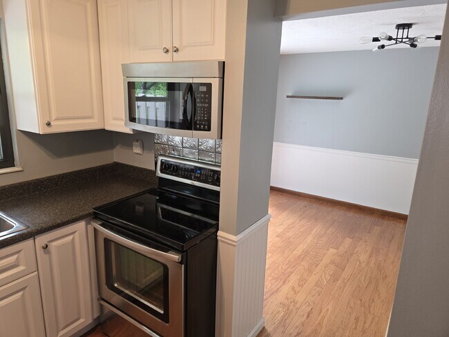 Building Photo - Beautiful Three Bedroom Townhome in Hunting Ridge Community