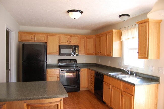 Building Photo - Spacious 2 BR Townhome in Sterling Park wi...