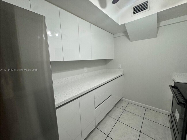 Building Photo - 1060 Crystal Lake Dr