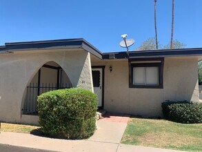 Building Photo - Cute townhome available in Mesa -- 1/2 off first month's rent