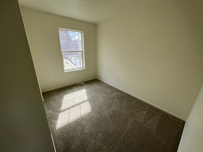 Building Photo - 803 E Mission Ave