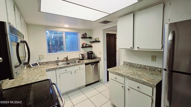 Building Photo - 3478 N Richland Dr